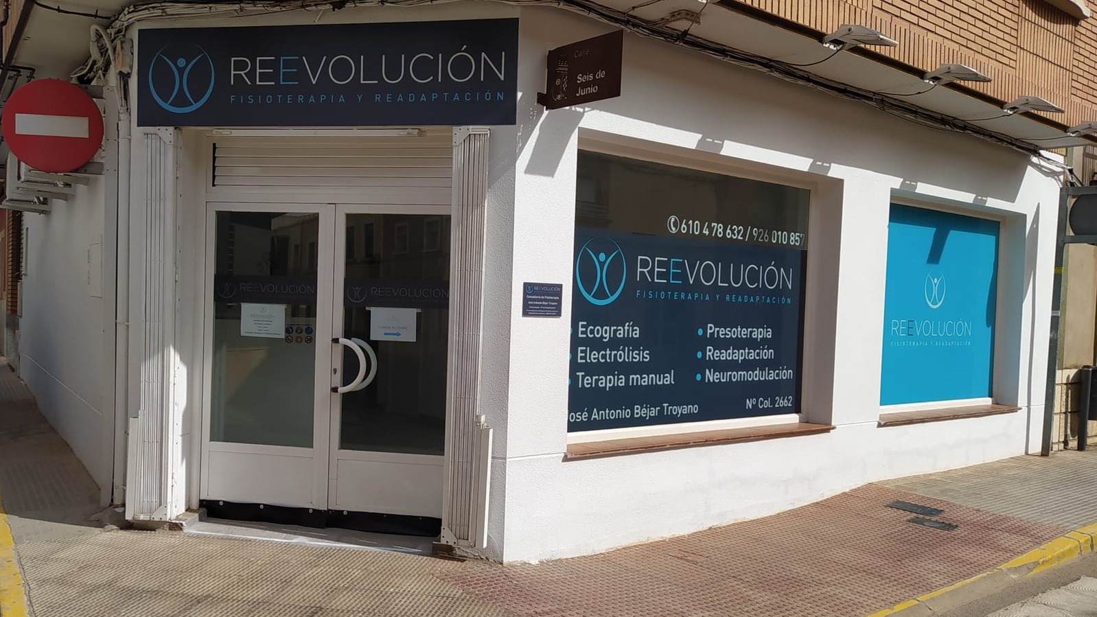 Fachada de ReEvolución Fisioterapia en Valdepeñas, entrada principal de la clínica