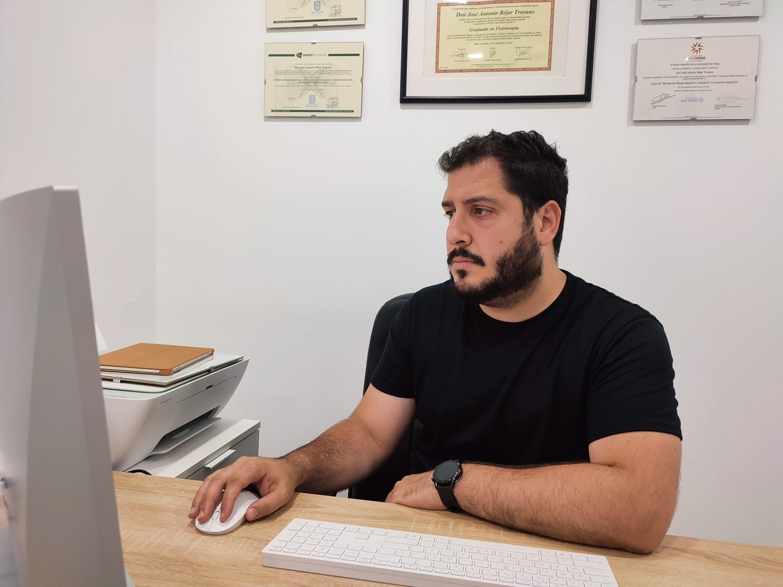 José Antonio Béjar Troyano, fisioterapeuta en Valdepeñas atendiendo paciente