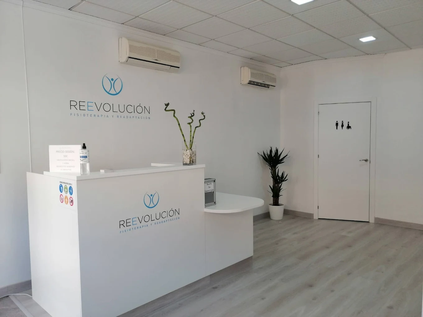 Recepción de ReEvolución Fisioterapia en Valdepeñas, atención personalizada desde la entrada