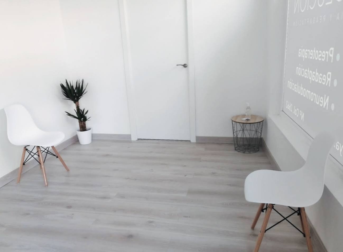 Sala de espera de ReEvolución Fisioterapia en Valdepeñas, ambiente cómodo y acogedor