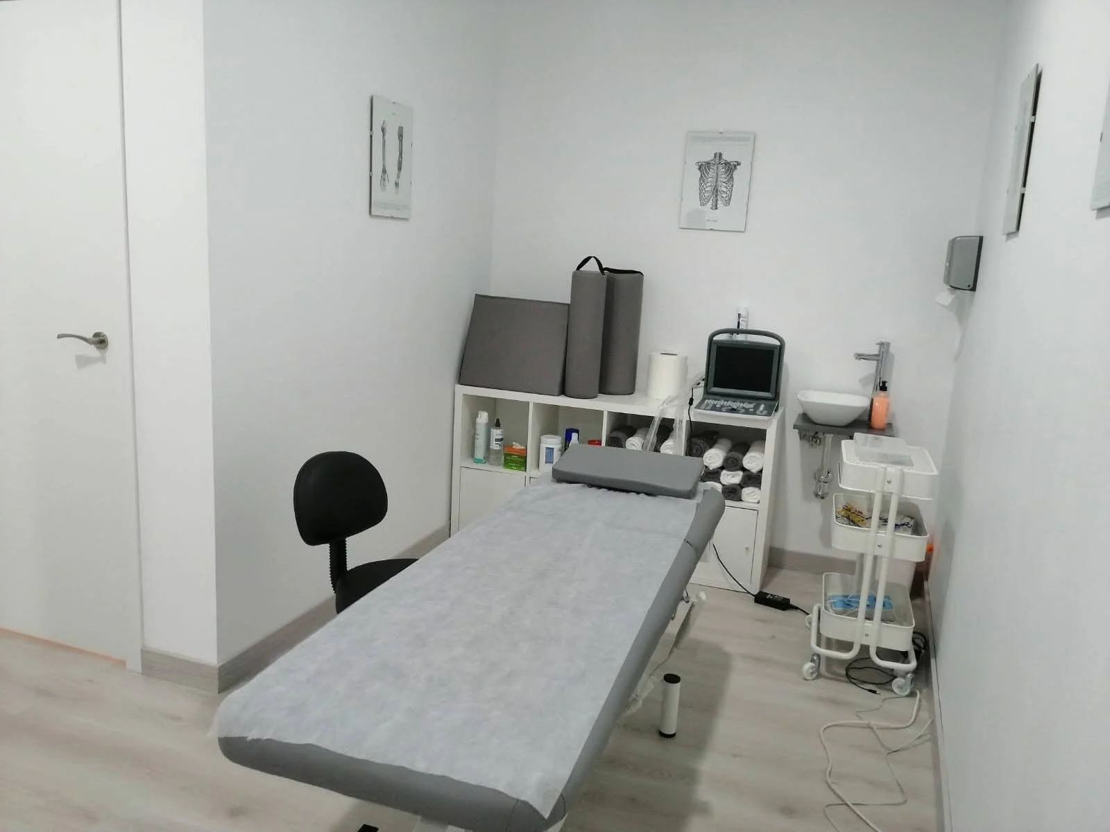 Sala de masajes de ReEvolución Fisioterapia en Valdepeñas, tratamientos relajantes y terapéuticos